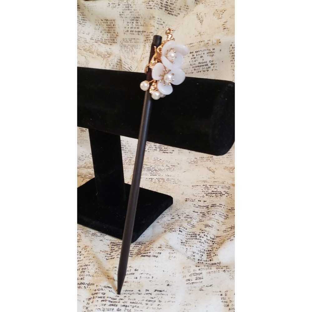 Delicate Feminine Floral Hair Pin - White Flowers with Gold Detailing - NWOT